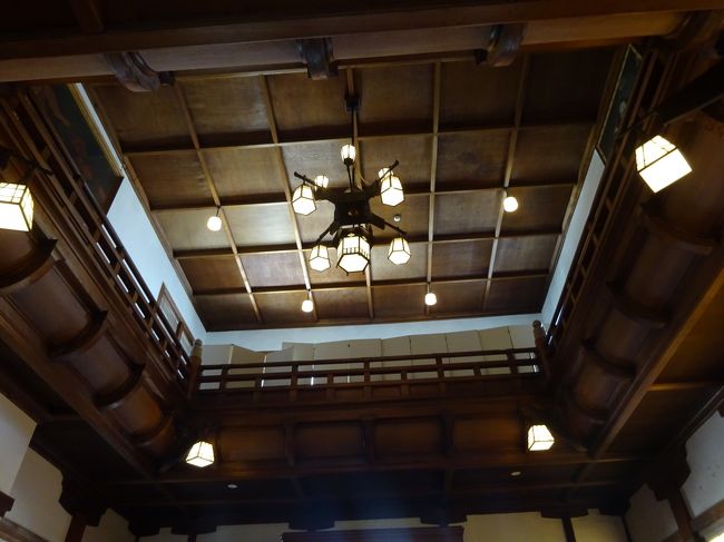 玄関ホールの上は吹き抜けで、天井は格子天井です。全館、天井はこの造りだとか。