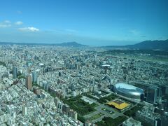 今度は89階からの眺めを紹介しましょう。
写真の緑が多いエリアには、松山文創園區や國父記念館そして中山公園があります。
過去の旅行記で松山文創園區を紹介しましたが、ホワイトとシルバーのドームのような建物の後ろに建っているのがお洒落な誠品生活松菸店the eslite spectrum。
松山文創園區は、それら２つの建物に挟まれているという位置関係。
もう少しアップにしてみましょう。