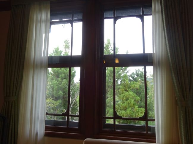 カーテンを開けると緑いっぱい！<br />ただし、ホテルの周りを交通量の結構多い道路が走っているので、夜の就寝の頃ちょっと気になりました。もっとも、一晩中うるさいなんてことは全然ないんですが。二重窓ですし。