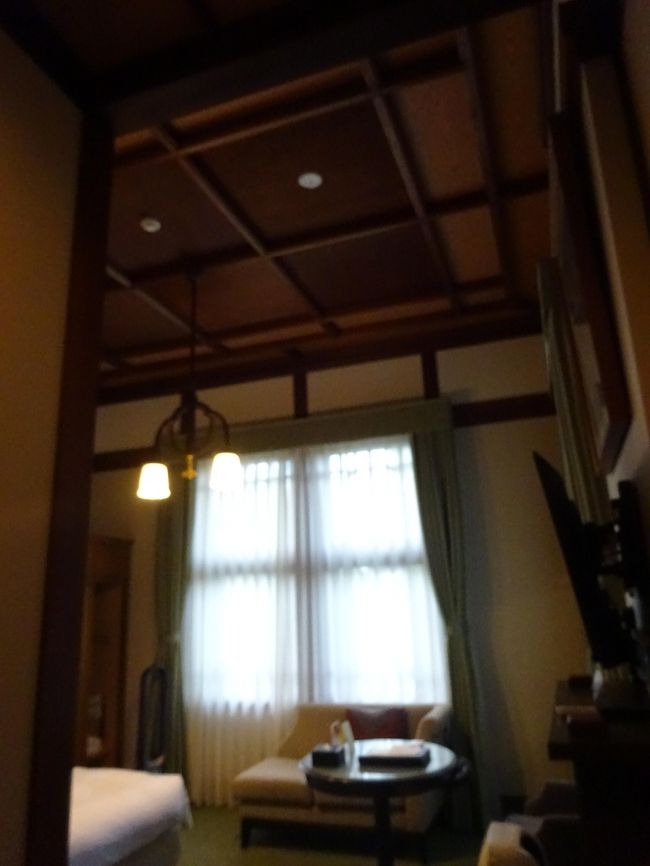 一歩入ると天井の高さに驚かされます。高い格子天井にはとても開放感があって癒されますね～