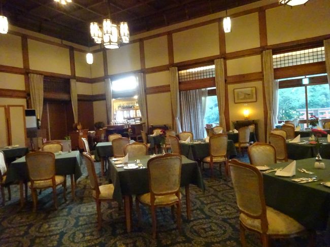 部屋でのんびりくつろいでいるうちに時間はあっという間に過ぎて、いよいよディナータイム。伝統あるメインダイニング「みかさ」で晩ご飯です。<br /><br />「みかさ」って、東郷平八郎の旗艦「みかさ」からでしょうか？<br />当時の気分にちょっぴり浸ります…<br />　…いやいや、おおもとは奈良の「みかさ山」ですよね、やっぱり。