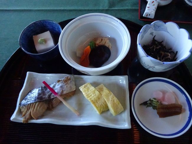 こちらは翌朝のお粥朝食。粥とみそ汁が付きます。普通な感じ。