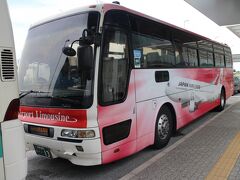 駅前で徳島バスのJALラッピングのリムジンバスに遭遇。