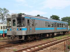 徳島城博物館、徳島城公園は徳島駅に隣接している。こ線橋を渡り駅に向かう。
徳島の鉄道は電化されていないのでディーゼルカーのみ。
ここは、運転区になっているので、入換車両を含め頻繁に車両の動きがある。
線路際の駐車場から気軽に撮影ができる。
入換中の1000形。