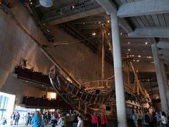 ヴァーサ号とは、スウェーデンが強大な勢力をもっていた頃、グスタフ・アドルフ2世の命によって1626年から2年かけて建造された戦艦。

1628年8月10日、初航海でマストに帆を張り1300mほど帆走した地点で横風を受けて横転沈没した。