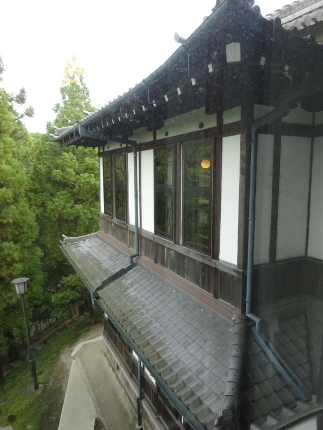 角の窓を開けるとお隣の部屋が。中までは見えませんが。<br /><br />屋根や建物の造作の一つ一つが素晴らしいです。確かな職人さんの仕事ですね。100年もの間しっかり立ち続けている日本の文化そのものを感じます。