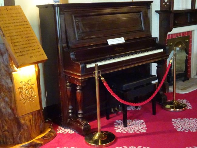 これはアインシュタインが弾いたというピアノ。リビングルームに置いてあります。リビングは独立した贅沢な部屋です。