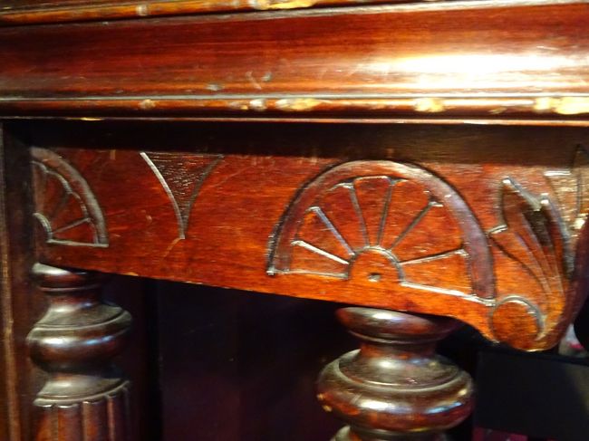 ピアノの横の部分に施された車輪のデザインは、鉄道省肝いりのあかし。