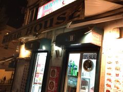 ポルタス・ド・ソル広場（Miradouro das Portas do Sol）
近くのケバブ屋へ