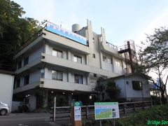 親不知観光ホテル
残りは翌日にし、宿へ向かいました。本当は魚料理が評判の『和』という民宿に泊まりたかったのですが、何やら工事関係者が長期滞在に利用しているそうで、平日なのに民宿はどこも軒並み満室でした。台風の合間をみて急遽思い立ったので致し方ありません。

