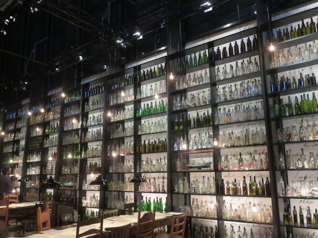 作られたものだと思うけど、海辺に流れ着いた瓶<br />並べるときれい