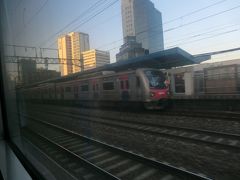 18:09
ソウルの都市電車と並走します。
なんだか、上野発着の長距離列車の車窓から京浜東北線を眺めているみたい‥

南営(ナミョン)を通過。
まもなく、ソウル駅です。