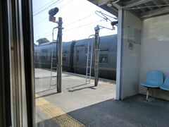 再度、長崎行きの特急と行き違い。
今度は今乗っているのと同じ787系。

そして、気がつけば、長崎県を出ました。
ありがとう、長崎県。