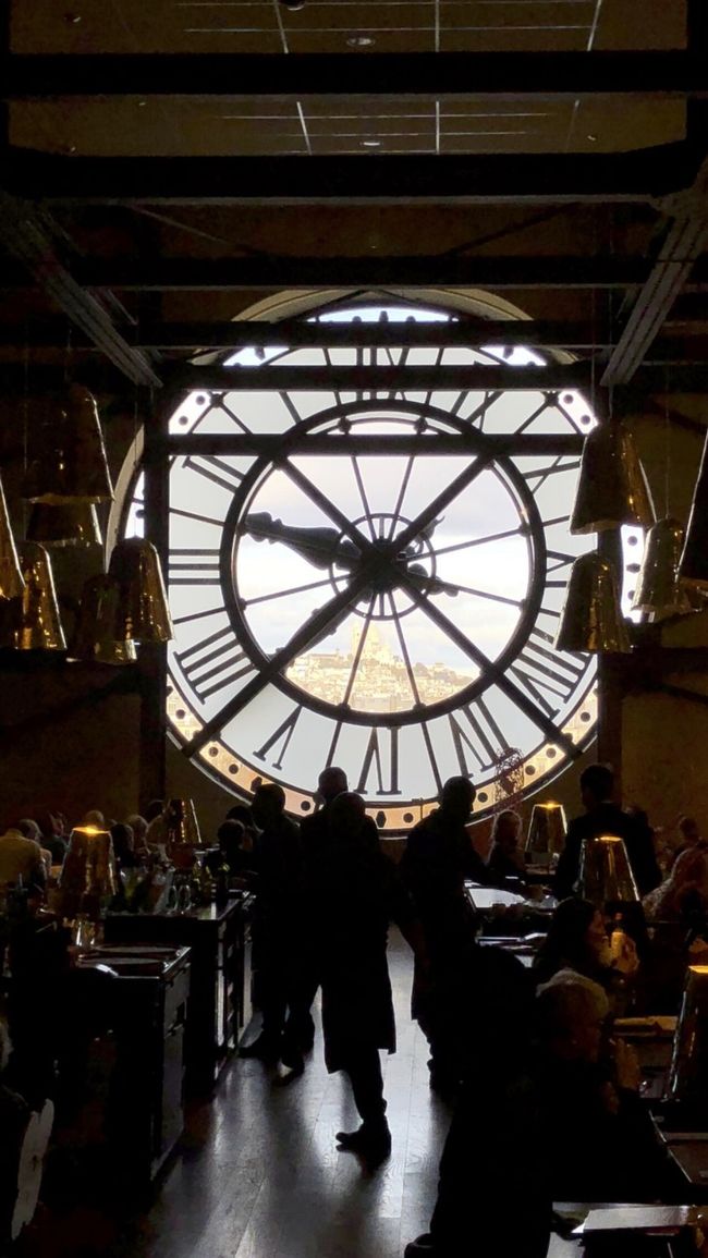 これは料理が出てくる前に撮った、時計窓