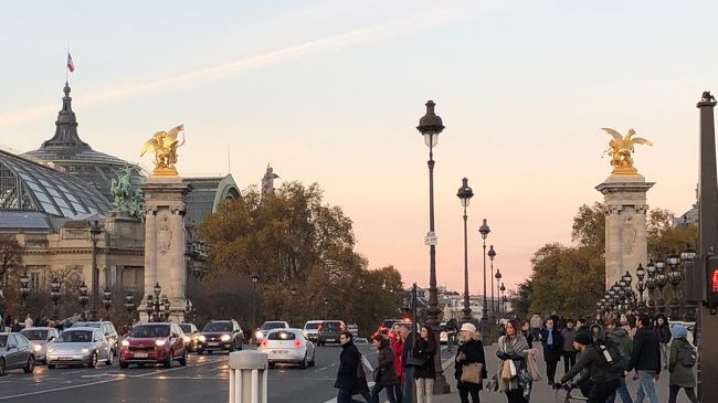 泣き出して不審に思われる前にアメリカンチャーチを後にして、派手派手しいアレキサンドロ 三世橋に来ました。<br /><br />結婚式の後、ウェディングドレスとタキシード姿のままここに来て記念撮影したのでした。道行く車が皆クラクションを鳴らして、手を振ってくれたのを思い出します。<br /><br />また妻と来たいと強く思ったパリの週末でした。さーごはん食べてホテルに戻ろう！<br /><br />その②に続く