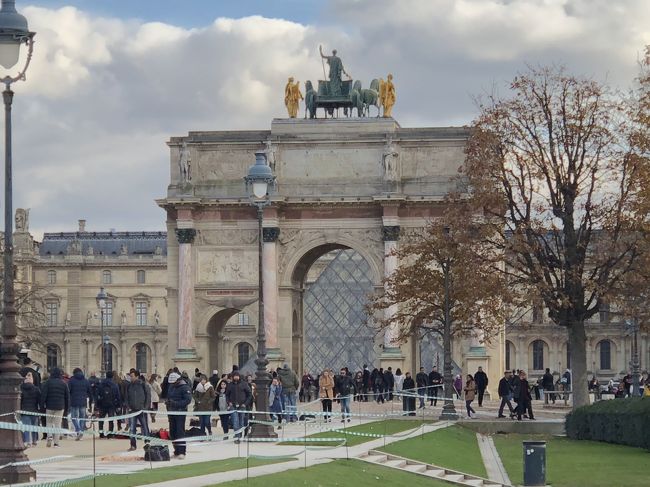 オルセーを出て、チュイルリー宮の門の向こうにルーブルが見えます