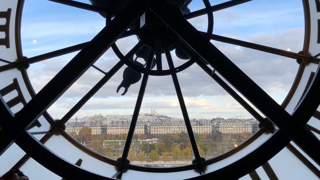 窓の外にはモンマルトルの丘が見えます