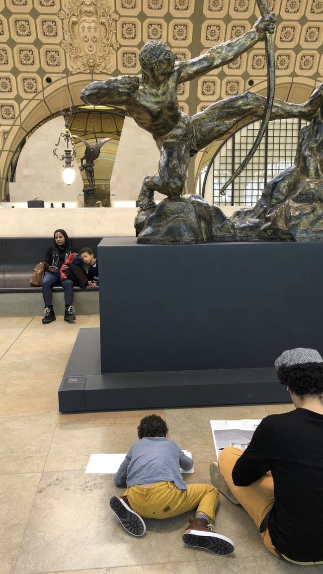 地べたに這いつくばって絵を描く親子、いいですねー<br /><br />日本だと<br />・こんなに作品に近付けない<br />・館員に止められる<br />・そもそも満員でゆっくりできない<br /><br />何重苦なんでしょう…？