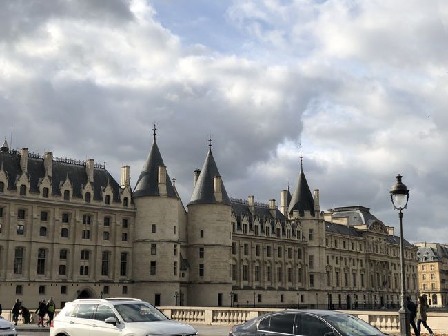 この特徴的な建物はコンシェルジュリー。<br />元は王宮で、マリーアントワネットが収監されていたことで有名な刑務所、数奇な変遷を経て現在はパリ大審裁判所。