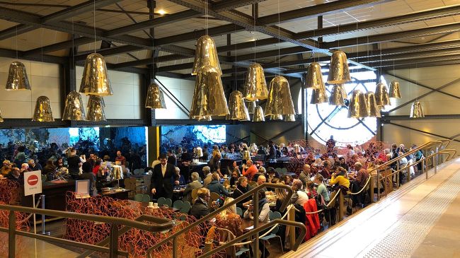 美術館でくぃっと一杯ひっかけるの大人だなー、いつかやってみたいなーと思っていました。<br />オルセーで初トライしてみました。<br /><br />紳士淑女が集う館内のレストランで、ドライマティーニとエビのカクテル… <br /><br />日本人らしく、速攻で飲み干し、食べ尽くして、写真を撮るのも忘れて、出てきてしまいました。<br />全然大人じゃない… 