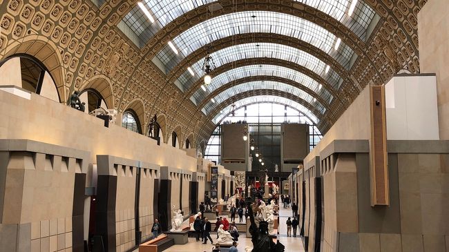 オルセー美術館にやってきました。<br />元は駅舎だったことがよくわかる構造ですね。