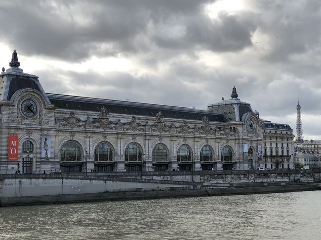 ルーブル側から見たオルセー美術館<br /><br />暗雲立ち込めて…雨が降ったり止んだりです。<br />この辺で屋外を歩き回るのは諦めて、美術館内を巡ることにします。