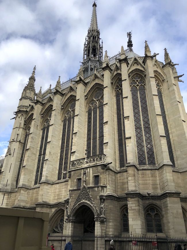 サントシャペルに入っていきます。