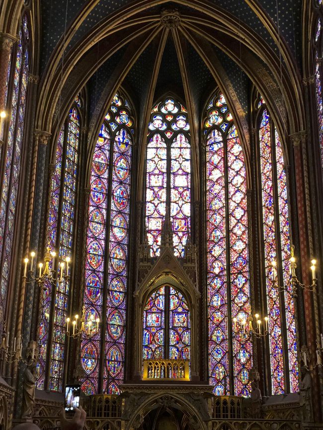 人は欲深なもので、<br />あーノートルダム大聖堂の方がスケール感あるよねーだの、<br />シャルトル大聖堂の方がステンドグラス綺麗だよねーだの、<br />好き勝手な感想を抱いてしまいますが、邪念を払って子供の心で見てみましょう… 本当に美しいです