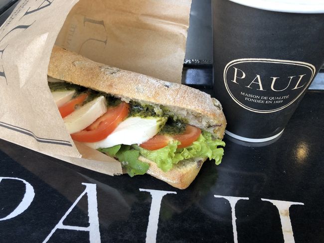 まずは、腹ごしらえ。<br /><br />最近は日本にもいくつか店舗があるPAULですが、フランスの方が断然美味しいと感じるのは自分だけでしょうか…<br /><br />イタリア料理のカプレーゼをそのままフランスパンに挟んだこれが今のお気に入りです。