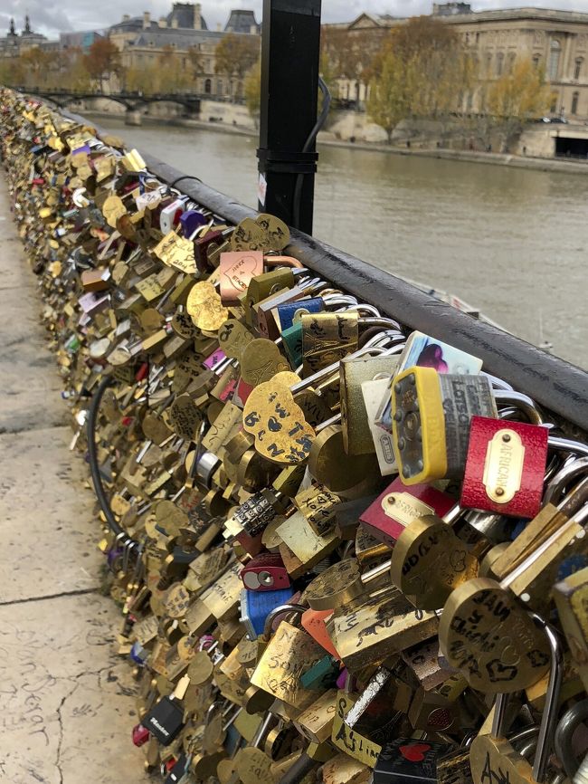 ぼちぼち歩いてポン ヌフまで来ました。<br />新しい橋という名前ですが、パリで最古の橋なんだそうです。<br />その橋のたもとには南京錠がジャラジャラ付いています。もともとはすぐ近くの橋ポンデザールで、愛の南京錠を橋の金網に付けてその鍵をセーヌ川に投げ込むのが永遠の愛を誓う恋人たちの儀式だったようです。<br />ところが、南京錠の重みで橋が崩壊しそうになって南京錠は撤去、金網が板に取り換えられたため、ポンヌフが代わりになったようです。<br />愛は重かったってことですね。<br /><br />別の一説では、この世で一番重い物体は、もう愛していない女の体なんて言いますがね… （注）自分は決してそう思っていません！