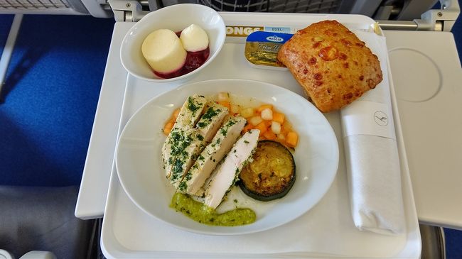 2時間ほどのフライトでしたが、チキンの胸肉が出ました。続きは次の旅行記で。