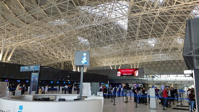 ザグレブ空港までUberで移動し、次の目的地に向かいます。とても立派で芸術的な空港です。