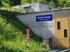 ●グリュッチアルプ駅

16:13。
1両編成の小さな車両は、人でいっぱい。
ミューレン駅から約15分、グリュッチアルプ駅に到着です。