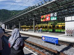 ●ラウターブルンネン駅

16:56。
駅に到着して、時間があったので、靴を乾かしていました。
実は、先ほどの下山で、靴の中に雪が入って水浸し。
椅子に座って、靴を脱いで、日なたで乾かしていました。
無理なあがきですがね(笑)。
ここからインターラーケンオスト駅までは、ベルナーオーバーラント鉄道(BOB)です。