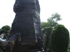 そして賀龍公園まで歩く。

賀龍公園にあった賀龍将軍の像。
中華人民共和国の建国に貢献した将軍。
ここ張家界の、貧農の生まれだそうだ。