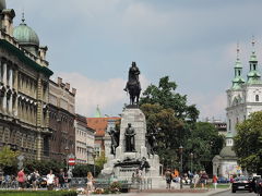 ヤンマテイコ広場（Jan Matejko Square）
バルバカンの北側の広場にグルンヴァルトの記念碑（Grunwald Monument）が見えます。ポーランド・リトアニア連合軍がドイツ騎士団に勝利した記念の碑です。

