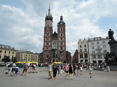 聖マリア大聖堂
１３世紀の終わりから１５世紀の初めに建てられたポーランドを代表するゴシック式の教会。正面の塔の高さは８１ｍと６９m。高い方の塔では１４世紀以来毎日１時間ごとにラッパ吹奏が行われています。
お昼前に到着したのですが、塔に登るチケットは売り切れでした。