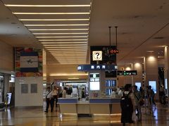　羽田空港に定刻より少し早く到着しました。
　インフォメーションのみどりの窓口で