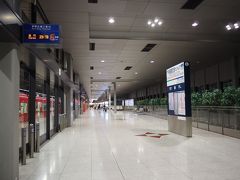 この時間は流石にガランとしている中部国際空港駅。
この時間につく方々は、深夜便利用よりも明日の早朝便利用が多いのでしょう。