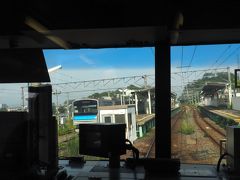 隣の東塩釜駅。当駅折返しの列車も設定されている駅。隣のホームに停まっている編成が折返しでしょうか。