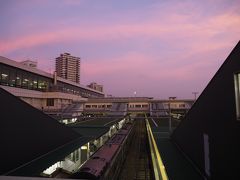 跨線橋から。わお、空がいい色に染まってます。