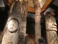 　ケチカン川沿いに歩いて、トーテム・ヘリテージセンターに来ました。
　入口の料金表を見ると65歳以上はシニア料金となっていましたので、シニア料金で入りました。