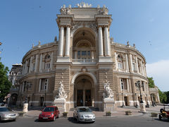 こちらはオペラ・バレエ劇場．
1884～87年にかけてウィーンの建築家の設計で建設された劇場．
