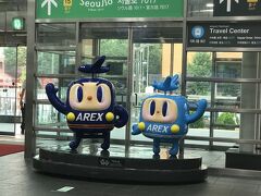 A’REXのキャラクター
空港鉄道のエスカレーターの入口にて
