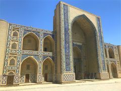 3つ目のタキを抜けると中央アジア最古の神学校、
ウルグベク・メドレセを見つけました。

ウルグベクとはティムール朝第4代君主で統治者ですが、
天文学・数学・文学に優れ、サマルカンドでは
沢山のメドレセやモスク建築を残し黄金期を築いた人物です。