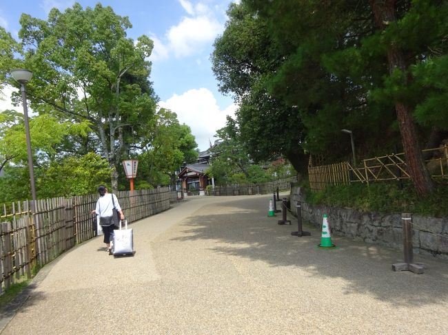 ホテルはちょっと小高い丘の上に建っています。門から玄関までダラダラと坂を登ります。荷物はあらかじめ宅急便で送っているので身軽ですが、やっぱりこたえます。暑いんですもの・・・<br /><br />坂といっても、傾斜はゆる～いんですが。