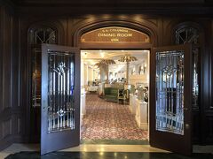 千葉県・舞浜市『東京ディズニーシー（TDS）』
アメリカンウォーターフロント

【S.S.コロンビア・ダイニングルーム】のエントランスの写真。

アプリでプライオリティ・シーティング対応のレストランを予約しようと
思ったら、すべてのレストランが満席で予約が取れず・・・。
直接お店に行ったらすぐに入れました(*'▽')