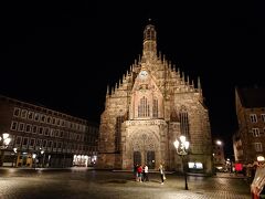 ハウプトマルクトに到着
フラウエン教会がドーンと佇んでいます。
13世紀中頃に神聖ローマ皇帝カール4世によって
建てられたゴシック様式の教会