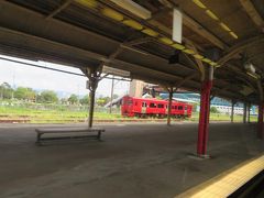 鳥栖駅。１３時５７分着。
ここ、鳥栖駅をはじめて通ったのは４０年近く前のことになります。
はじめて訪れた九州の帰り道に寝台特急みずほで東京へ帰る時でした。
当時は広い構内だった鳥栖駅と車両基地。
すべての景色が新鮮に見えたことを思い出します。
最近は感動することに鈍くなってしまったような気がして、少し反省してます。