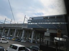 九州新幹線の高架が見えて新鳥栖駅。
３分ほど遅れて１４時５分頃着。